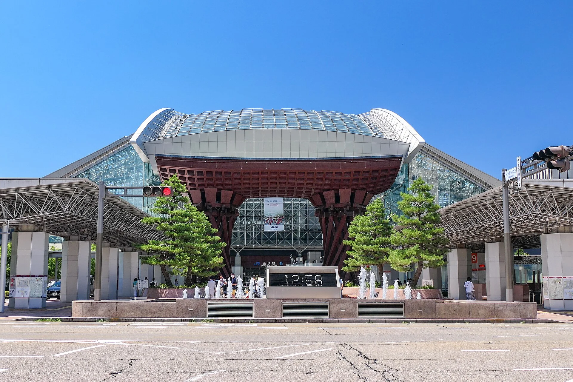 Kanazawa Station as the hotel, luggage and departure base for the open-jaw itinerary