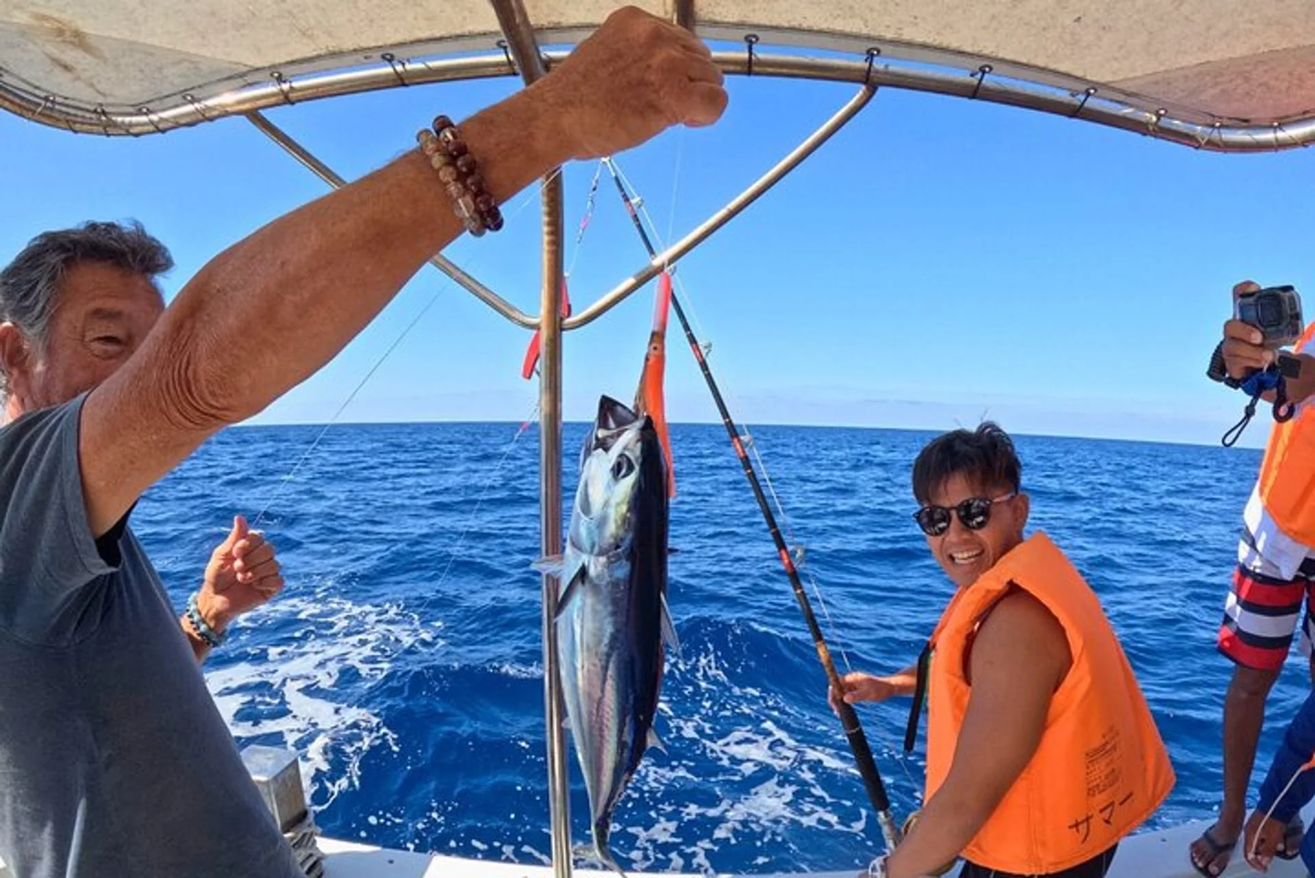 Private trolling in the Onna area of Okinawa. Big-game trolling and a beginner shared fishing boat target different outcomes and should not be compared only by duration.
