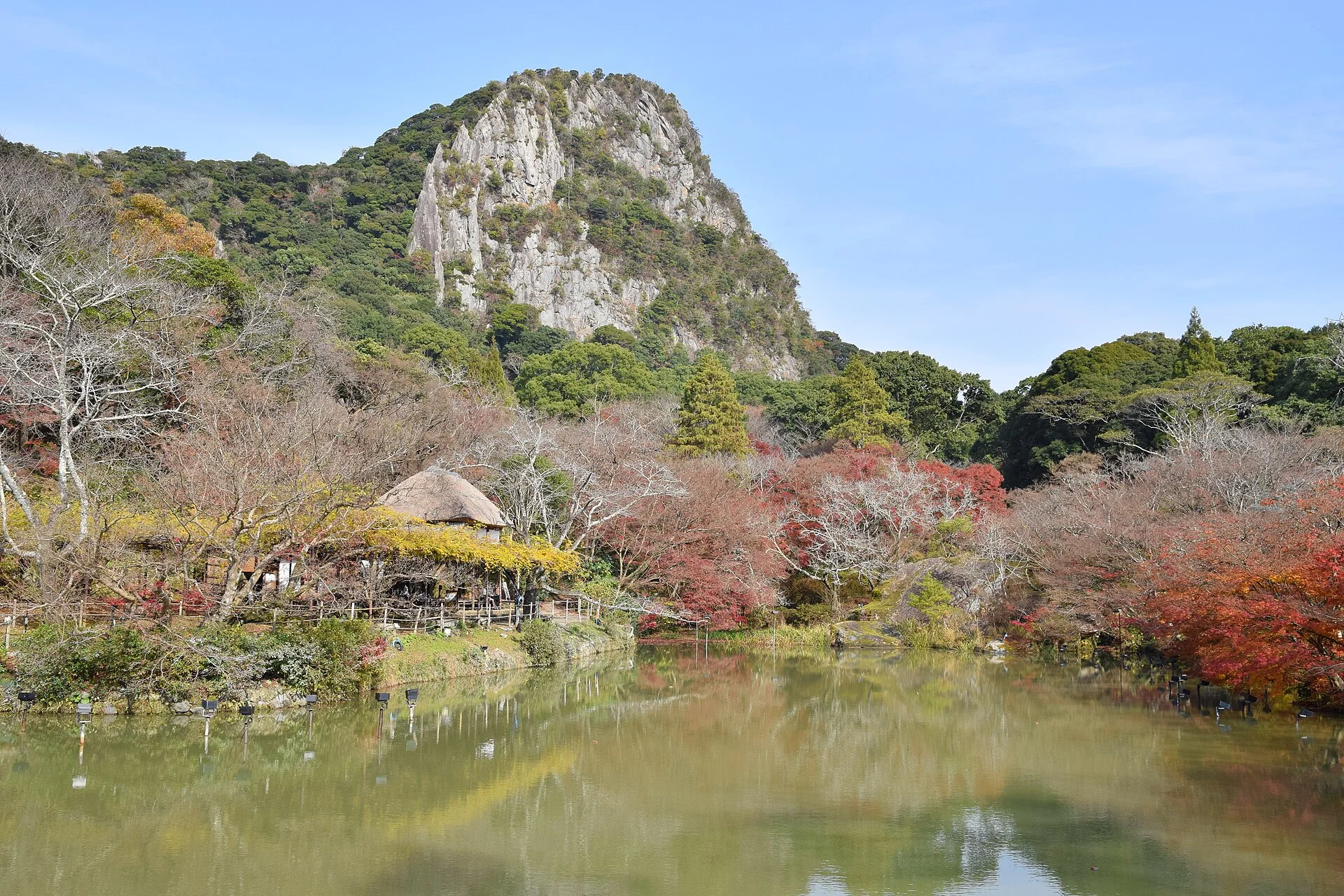 Mifuneyama late-autumn garden representing a Kyushu foliage and onsen route