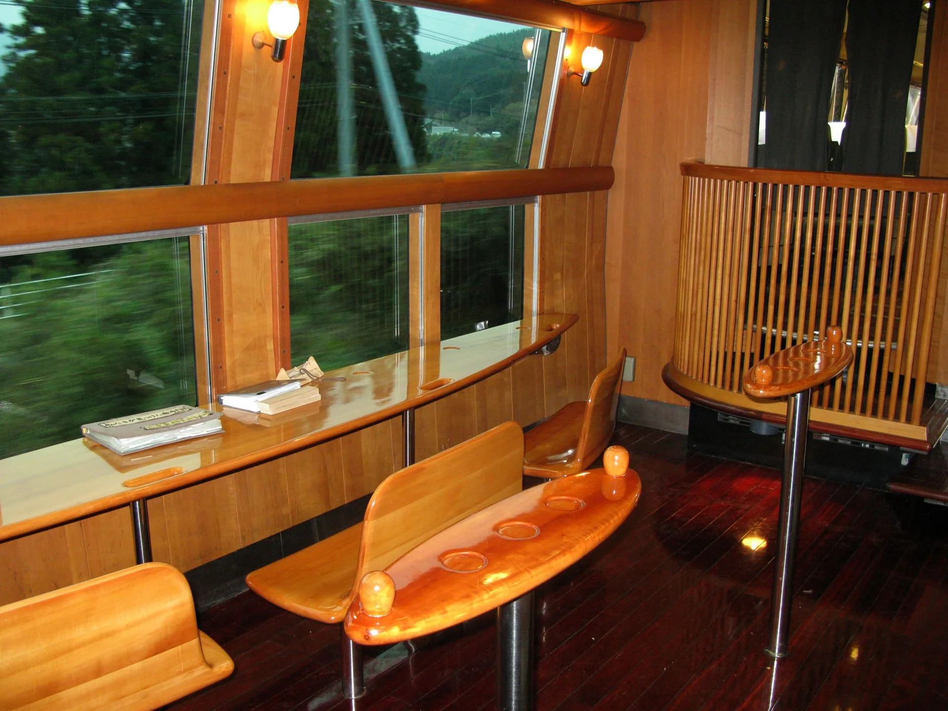 JR Kyushu KiHa 71 series Yufuin no Mori I high-deck interior and seats