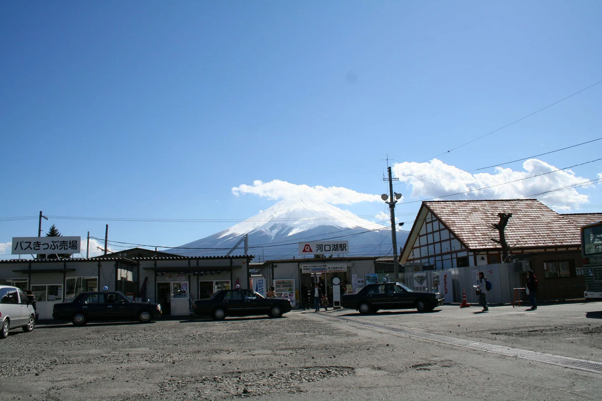 Kawaguchiko Station and Mount Fuji, a practical base for one night and international luggage