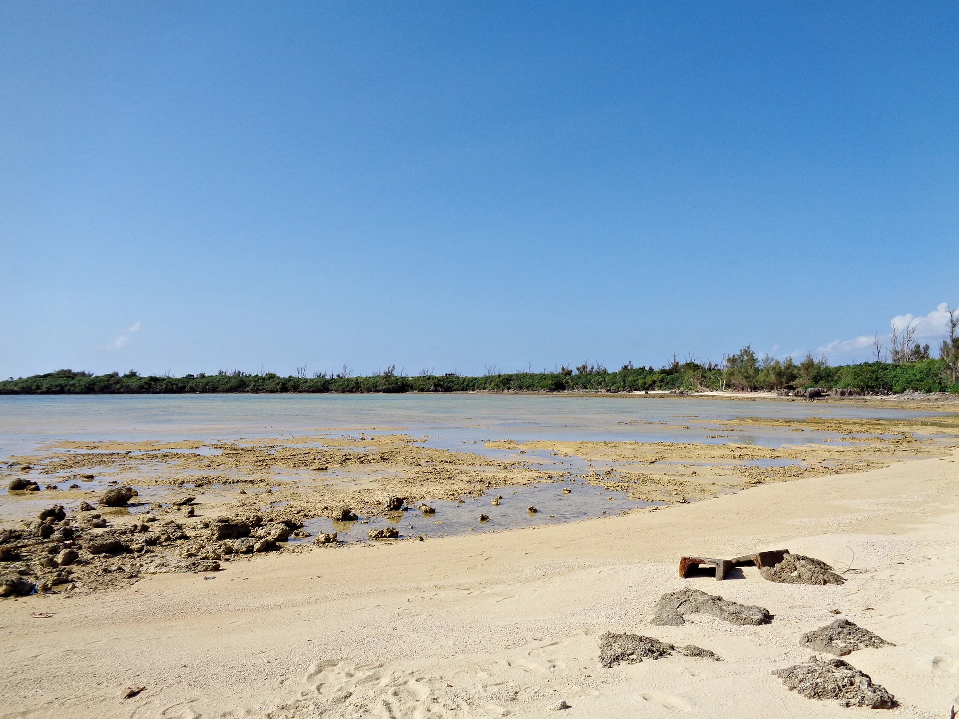 White sand and coral shoreline on Minna Island. Snorkeling-focused travelers may prefer to protect underwater time rather than stack extra activities.