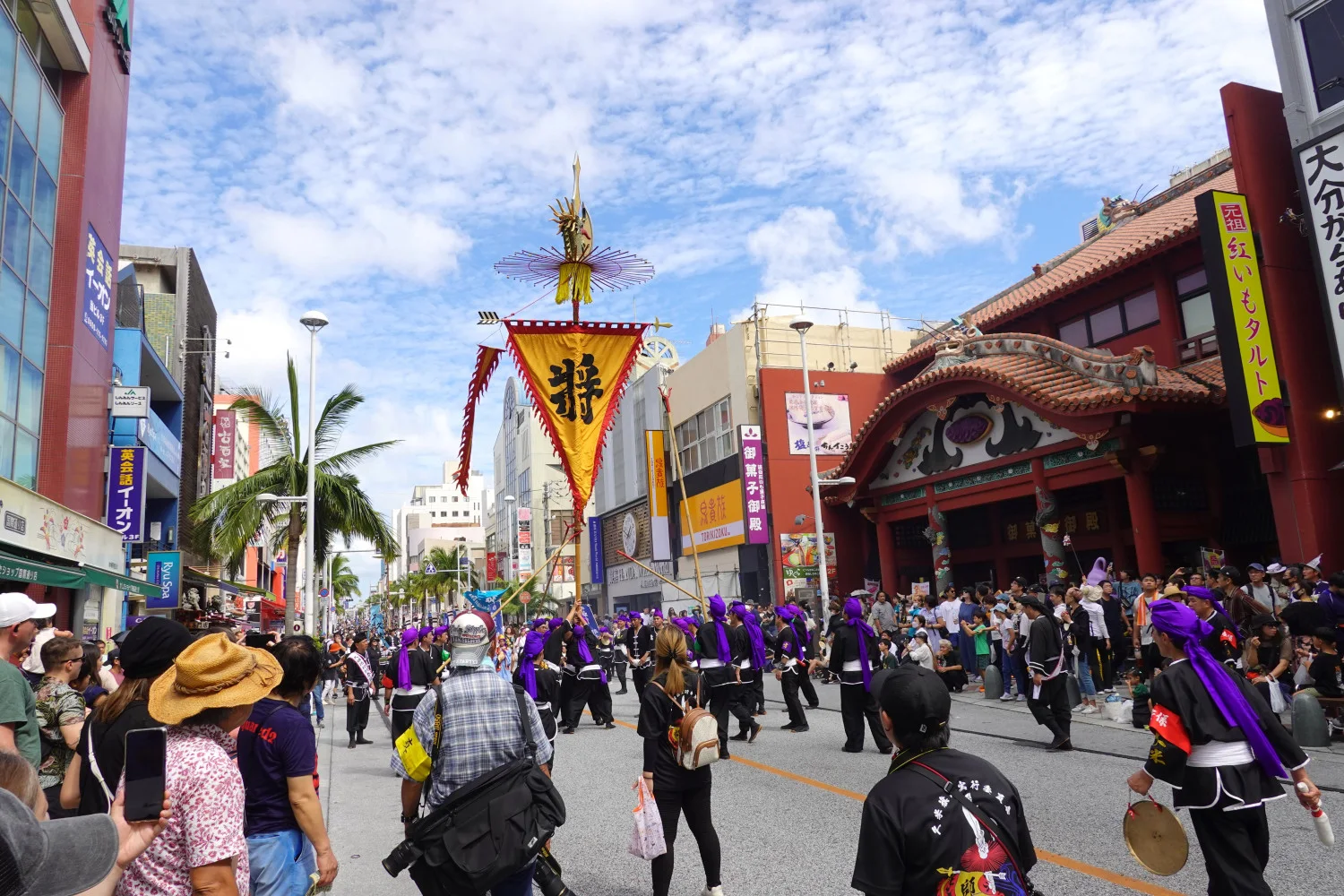 Hatagashira procession on Kokusai Street before the Naha Great Tug-of-War