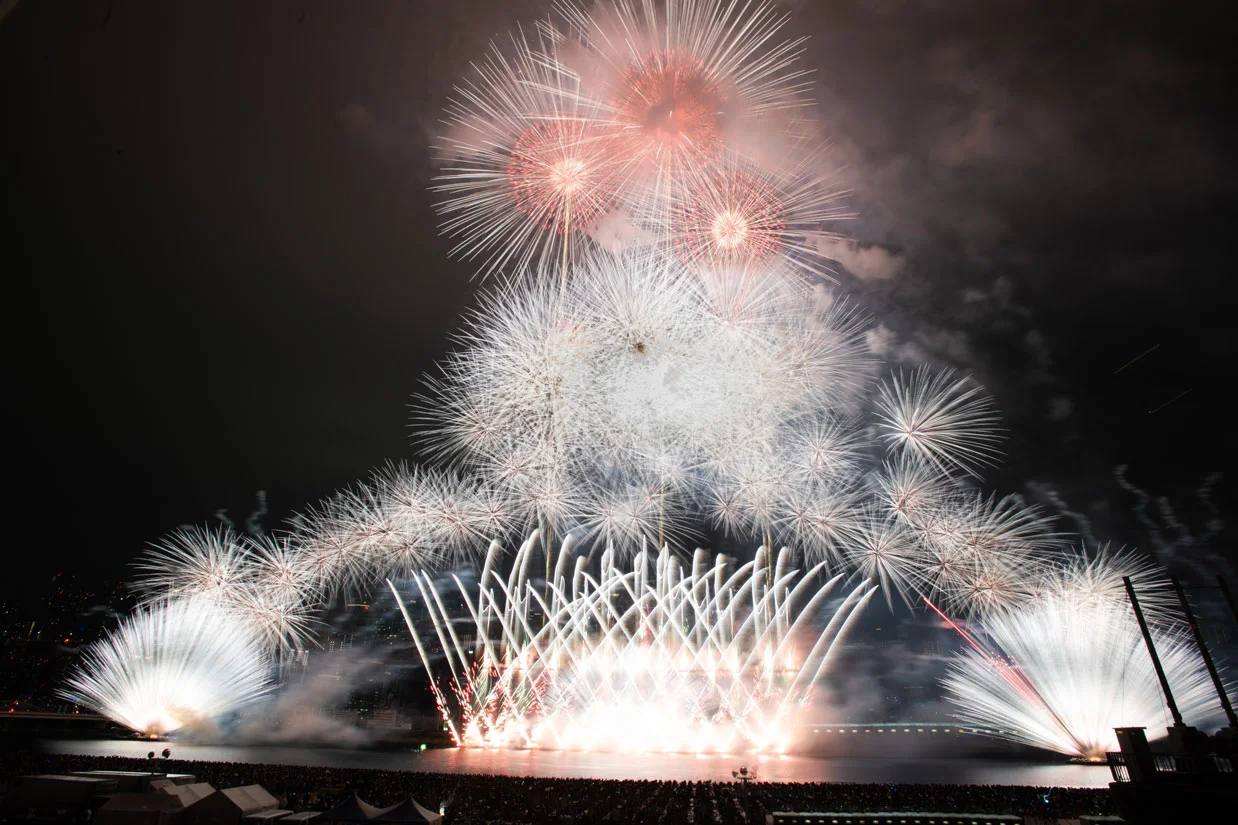 Grand finale-style fireworks at Naniwa Yodogawa Fireworks, photographed for the official 2025 gallery