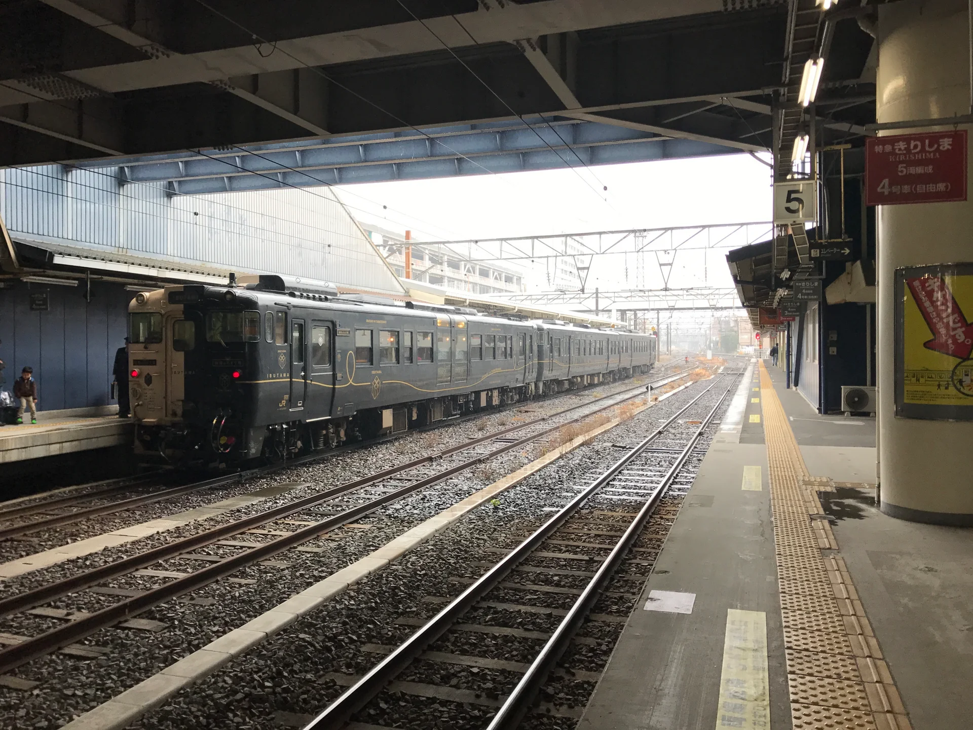 Ibusuki no Tamatebako limited express at Kagoshima-Chuo Station