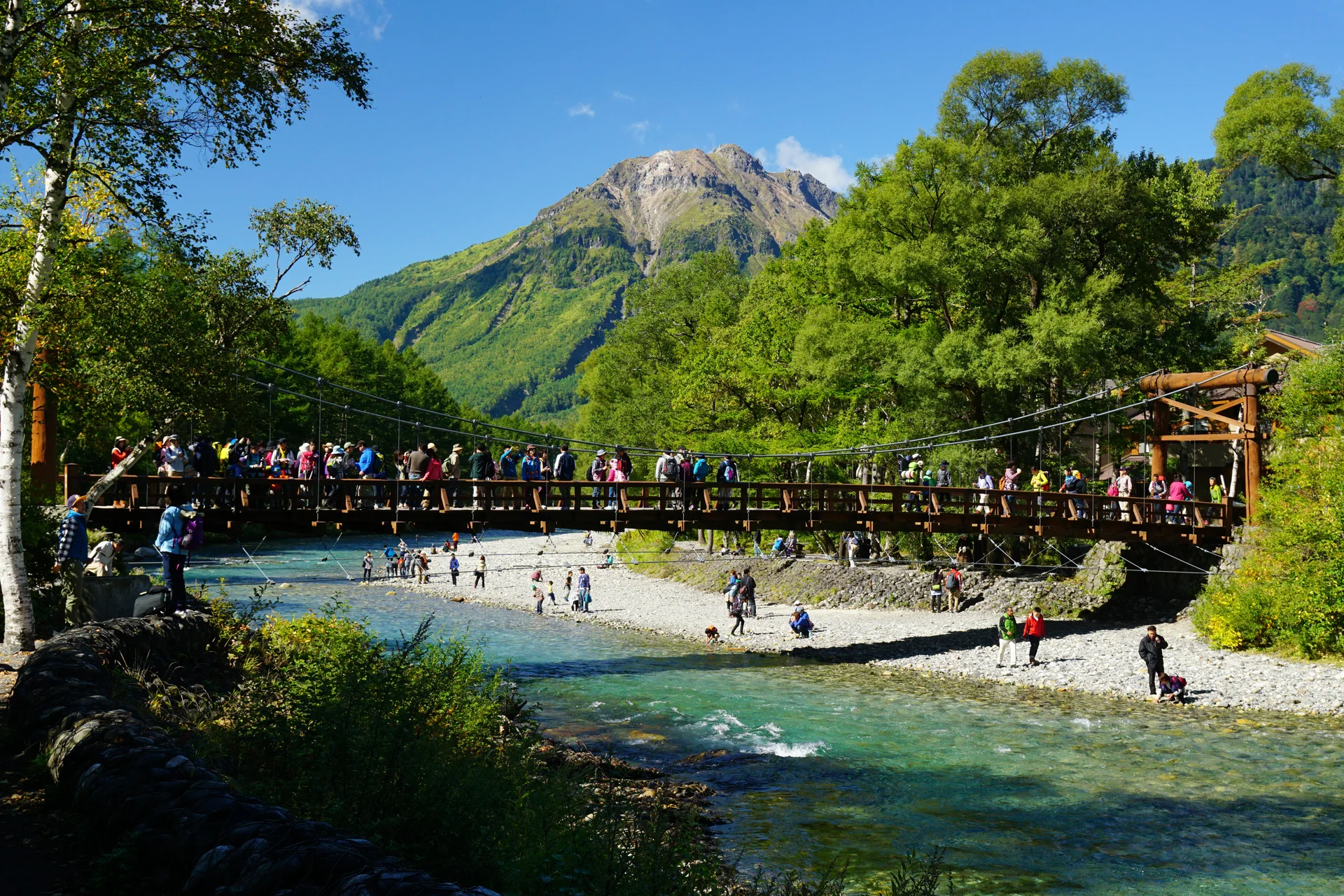 Kamikochi autumn landscape illustrating foliage stage, bus operations and safe return decisions