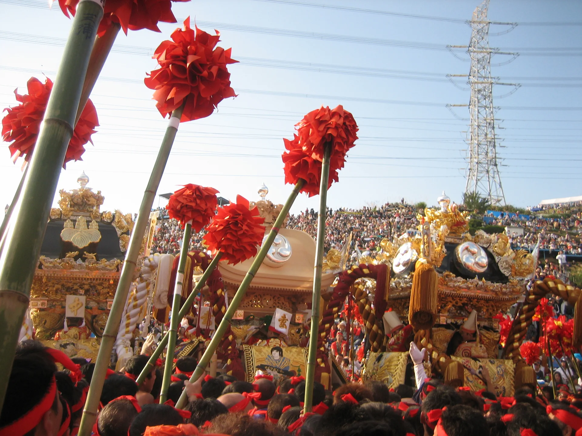Past Nada Fighting Festival yatai neriawase at Hirohata near Mt. Otabi, showing the later main-day crowd and viewing environment