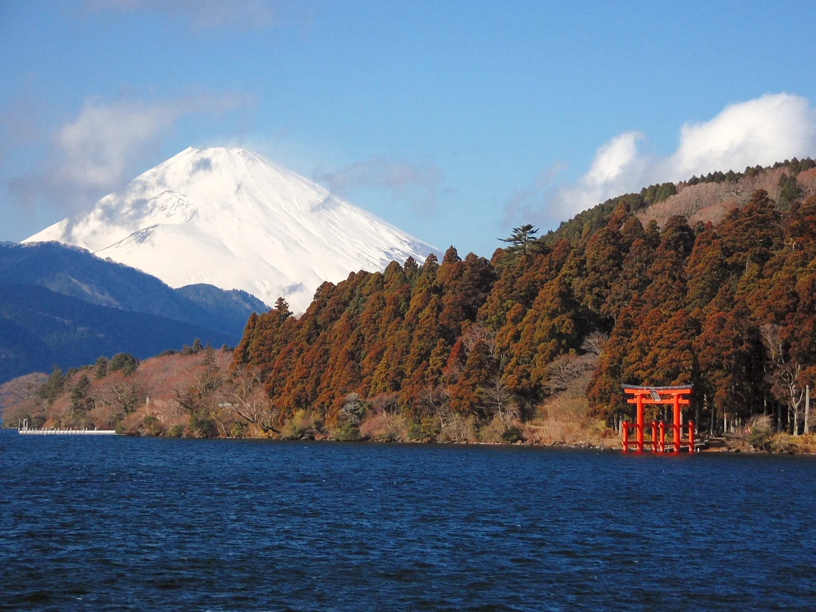 Lake Ashi and Mount Fuji on the Hakone loop, with sightseeing cruises linking Togendai, Moto-Hakone and Hakone-machi