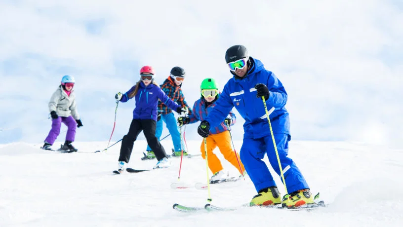 Tomamu private ski lesson in progress. Before booking one instructor for several people, compare skill levels rather than focusing only on maximum group size.
