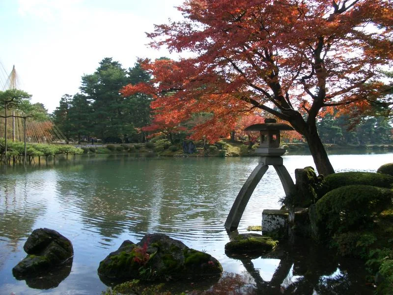 Kotoji lantern and Kasumigaike at Kenrokuen