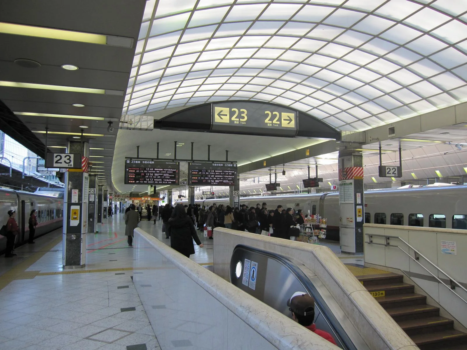 Shinkansen platform at Tokyo Station for an early departure toward Kyoto or Osaka