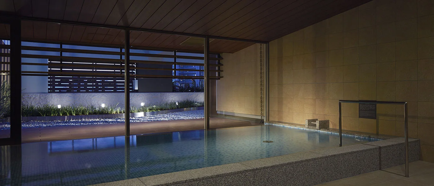 Mitsui Garden Hotel Osaka Premier 16th-floor public bath and garden setting