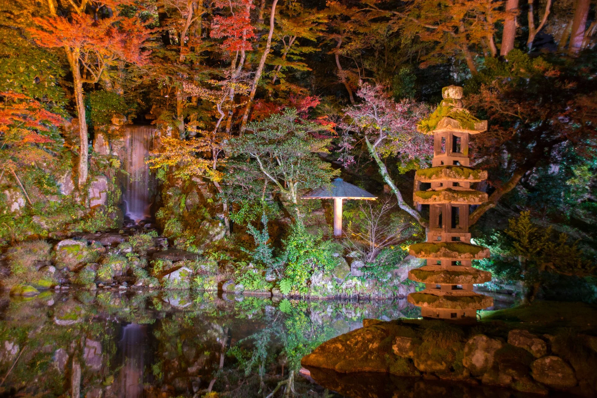 Kenrokuen garden path and seasonal trees for evening planning