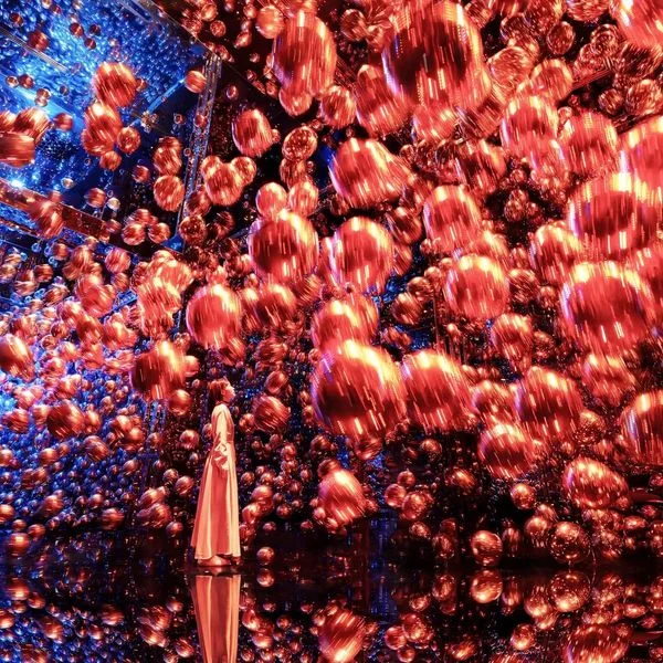 Massless Suns and Dark Suns at teamLab Biovortex Kyoto with luminous spheres reflected across the space