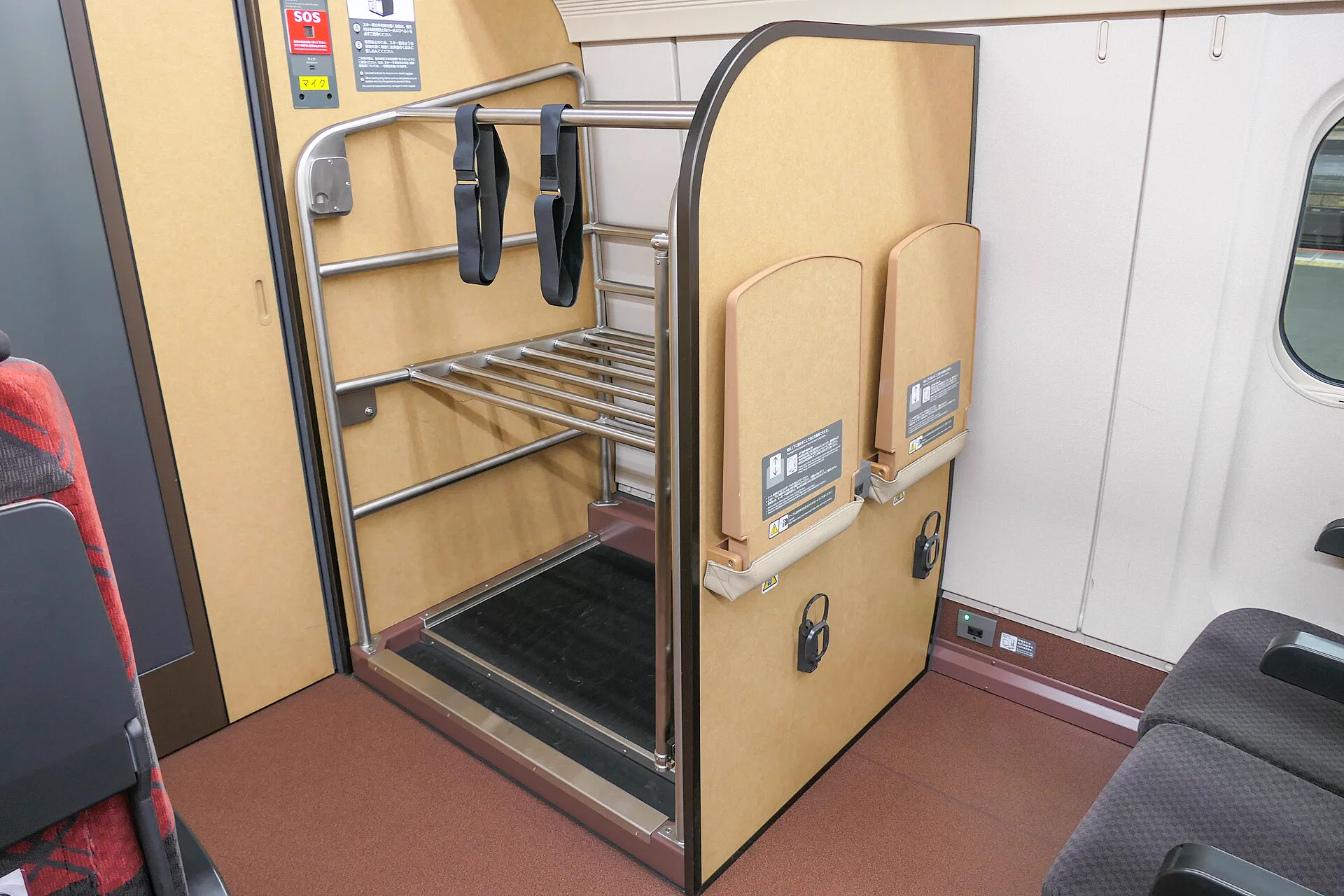 Shinkansen luggage rack for oversized-baggage seats and forwarding