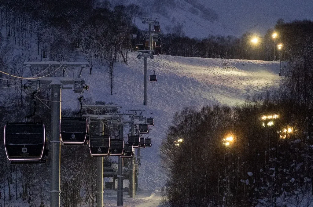 Niseko night-skiing scene used to explain operating-hour and lift limits