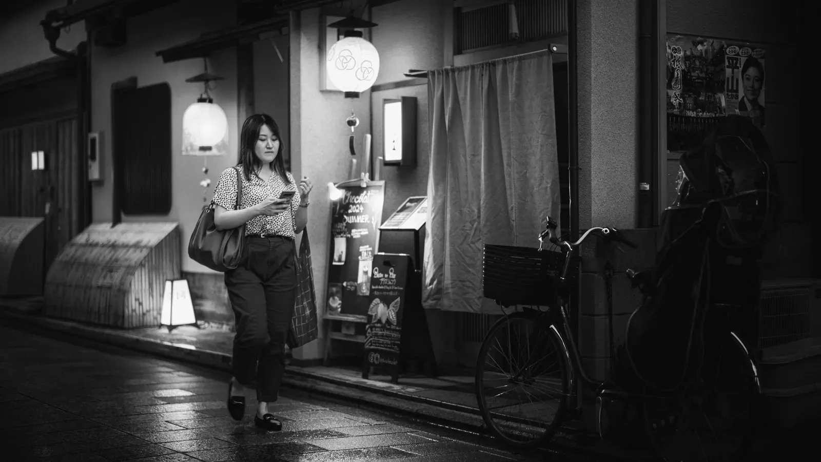 Gion at night: a Shijo-Kawaramachi base can shorten the return after dinner and an evening walk for older travelers