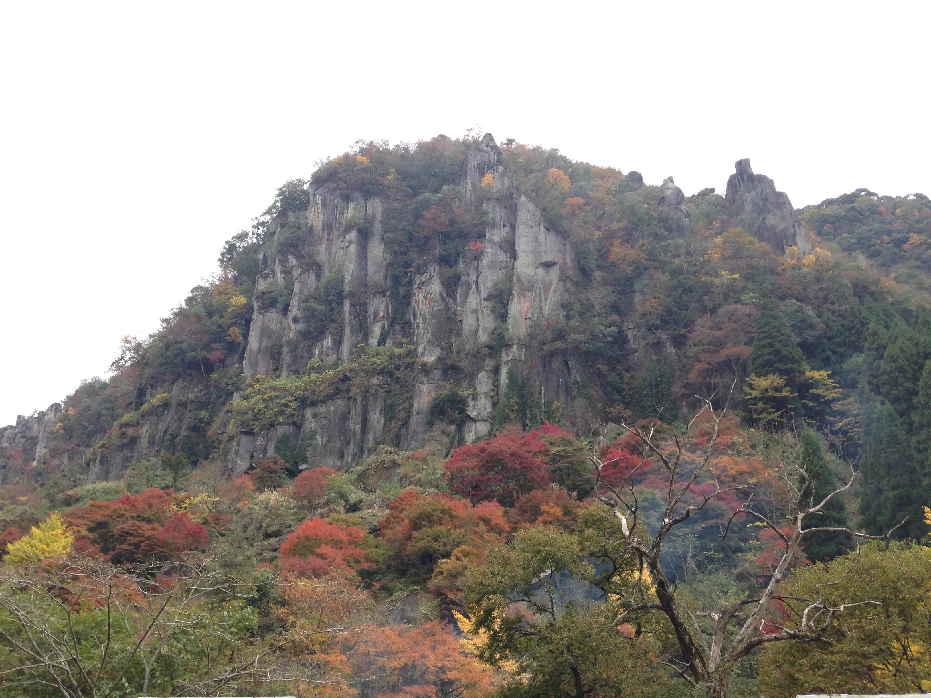 Hitome Hakkei cliffs and autumn foliage in Shin Yabakei Oita