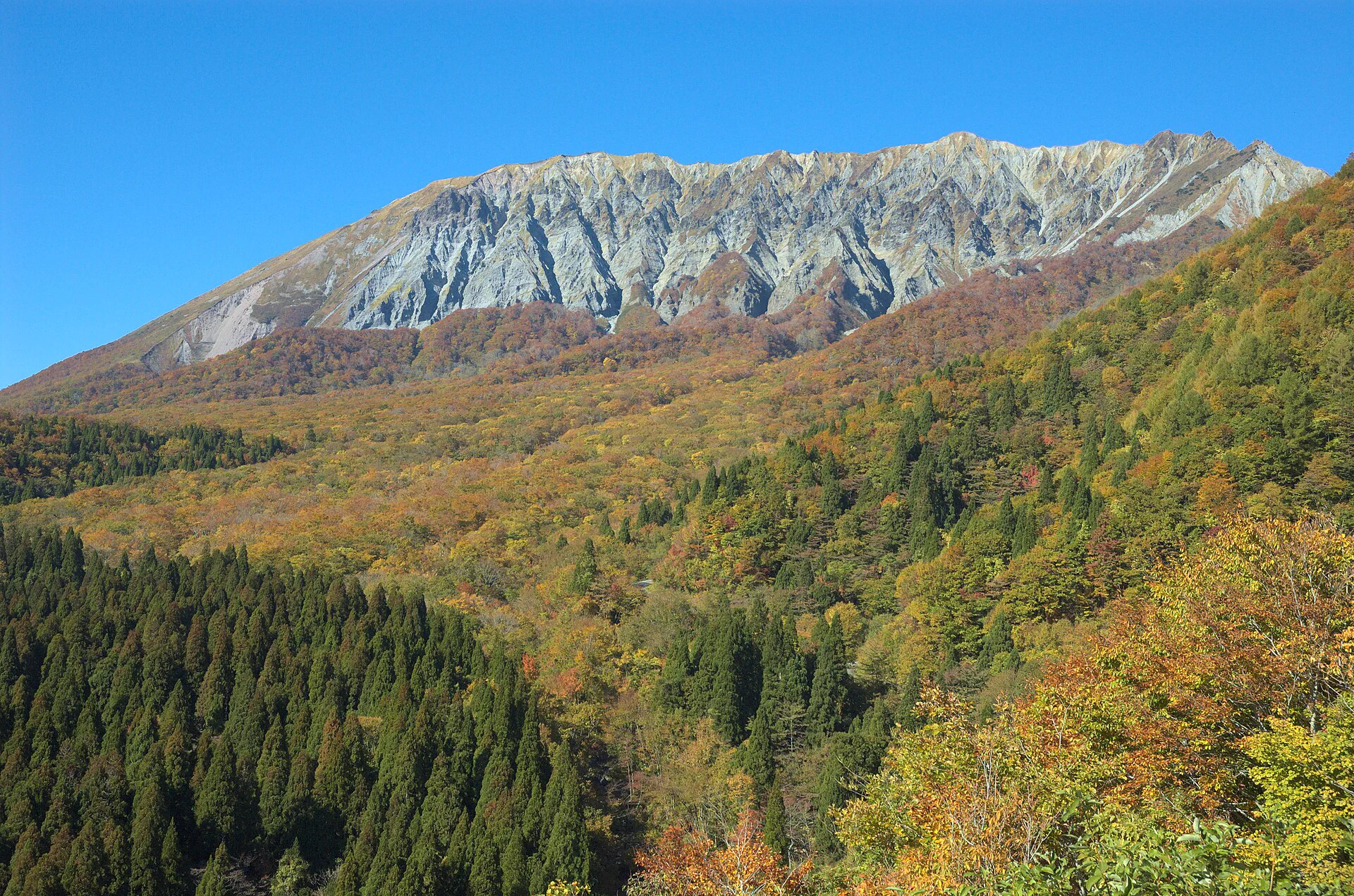 Mt. Daisen south face and beech forest from Kagikake Pass in the late-October to early-November planning window