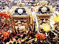 Multiple Nada no Kenka Matsuri yatai and spectators at the Otabiyama festival ground