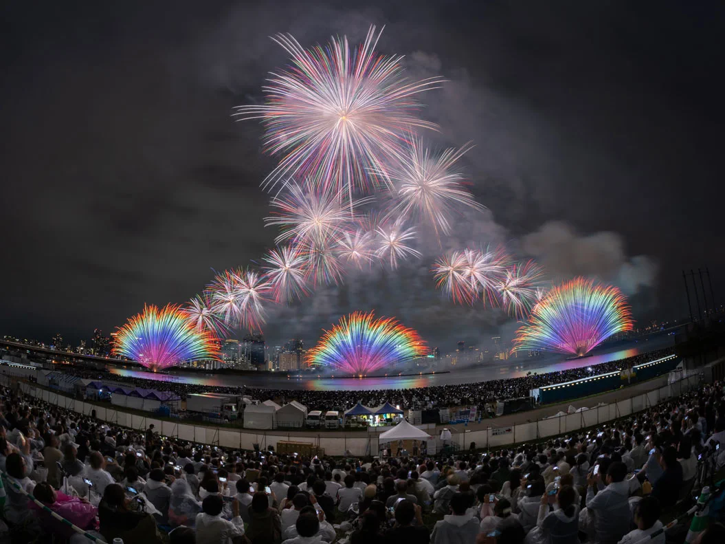 Wide fireworks filling the sky above the Naniwa Yodogawa Fireworks venue in the 2025 official gallery