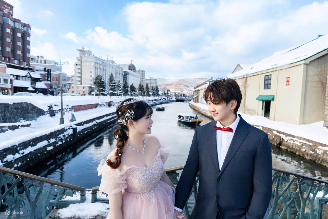 Hokkaido kimono wedding photo shoot: Shiromuku, Iro-uchikake and formal kimono dressing affect movement time and how many locations fit into one day.