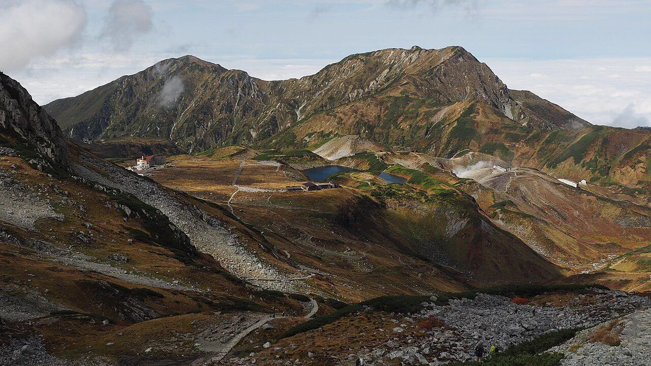 Autumn vegetation across Murodo Plateau on a late-September Tateyama route