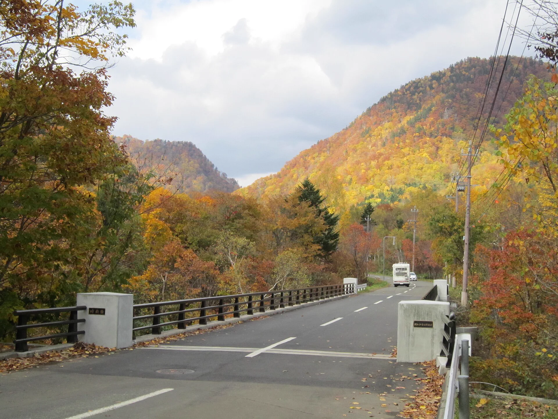 Autumn colour and roads around Jozankei during the busy foliage season