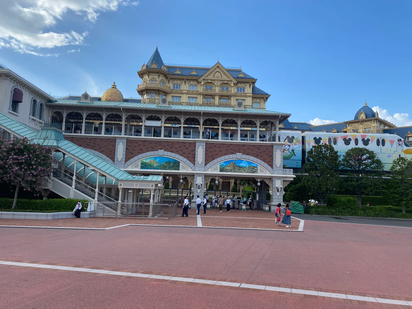 Tokyo Disneyland entrance for deciding between one or two Tokyo Disney days
