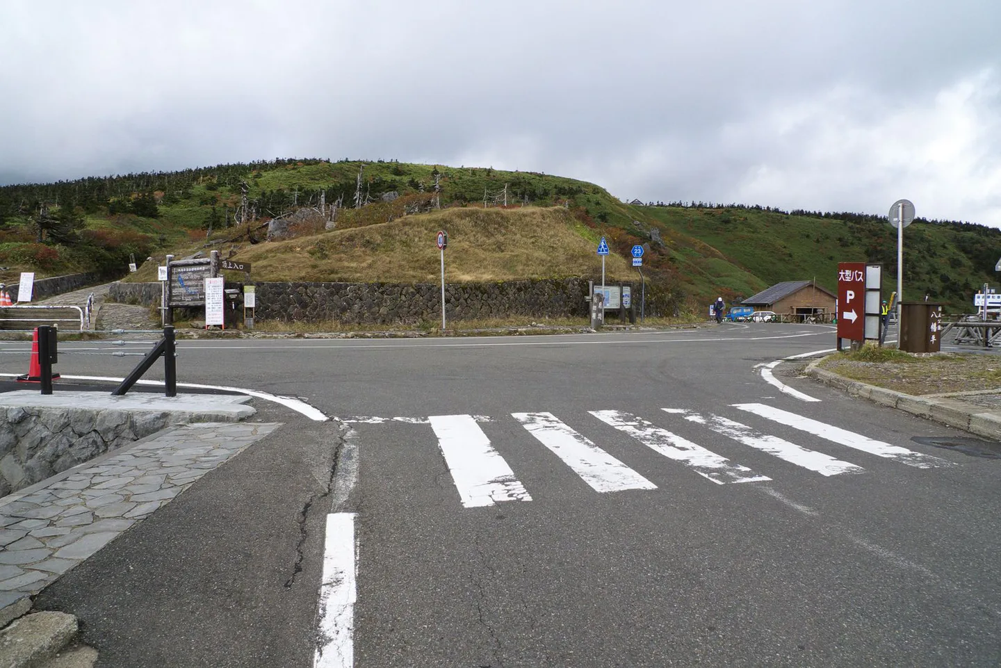 Hachimantai autumn leaves around Mikaeri Pass and the Aspite Line with buses, driving, onsen and road closures