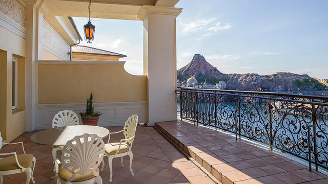 MiraCosta vs Grand Chateau: Harbor View or Park Benefits? — Japan travel guide