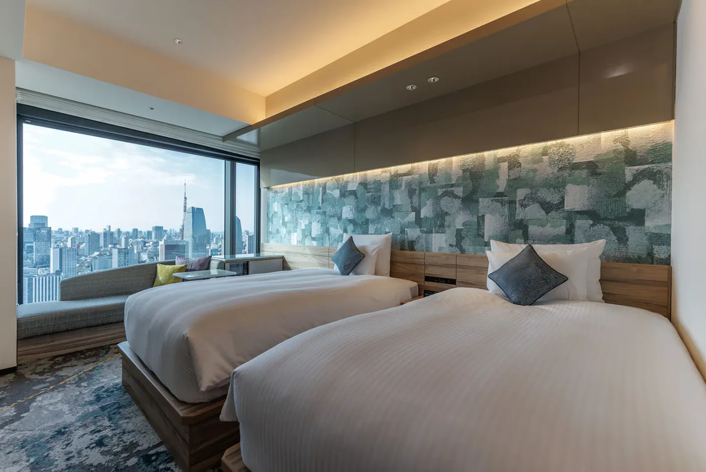 THE BLOSSOM HIBIYA superior twin room with a high-floor Shimbashi city view