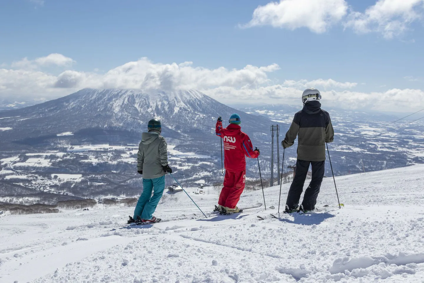 Niseko private ski lesson: choose 3 or 6 hours by ability, group size, gear workflow and ski base rather than duration alone.