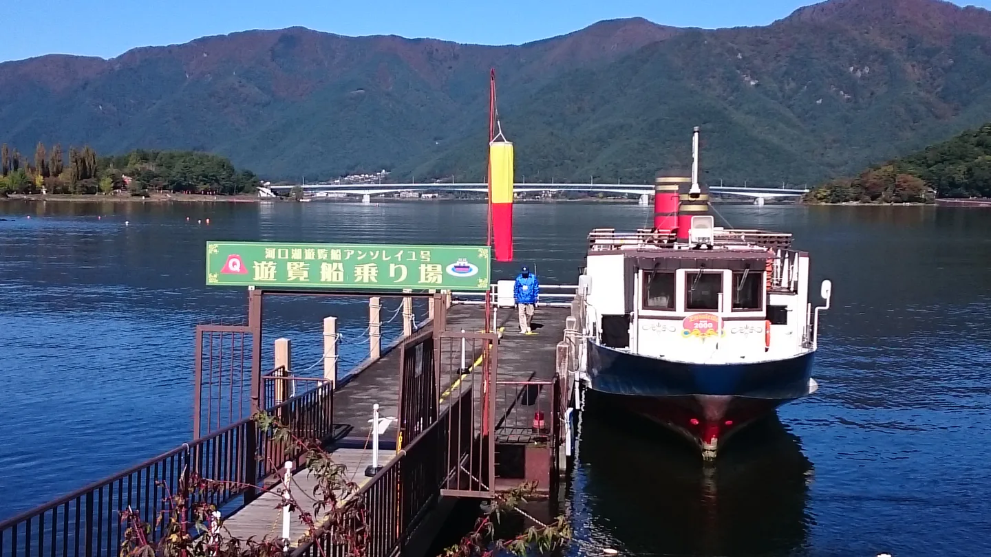 Lake Kawaguchiko and Mount Fuji as a Tokyo day-trip or overnight transport destination