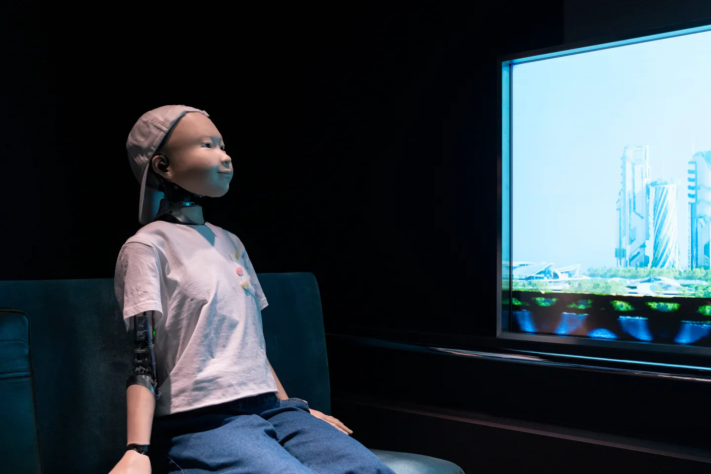 Android figure inside the immersive FUTURE OF LIFE+ experience at MoN Takanawa, ©FUTURE OF LIFE