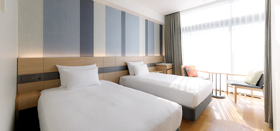 JR Kyushu Hotel Blossom Naha vs HOTEL COLLECTIVE: Laundry or a 30 m² Room? — Japan travel guide