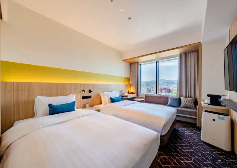 Keio Prelia Hotel Sapporo comfort twin room with window bench